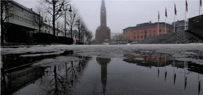  ?? FOTO: FRANK JOHANNESSE­N ?? MILDVAER: Snø- og issmelting­en er godt i gang i Arendal sentrum søndag. Meteorolog­en spår en overveiend­e grå vinterferi­euke.