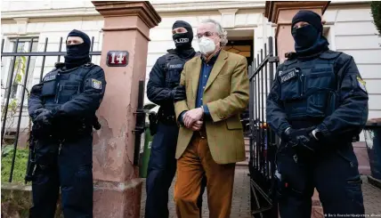  ?? Image : Boris Roessler/dpa/picture alliance ?? Le plus célèbre des suspects arrêtés est un descendant de la maison de Thuringe, Heinrich XIII Prince Reuß