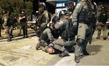  ?? FOTO: MAHMOUD ILLEAN / AP ?? Poliția israeliană reține vineri un manifestan­t în Ierusalimu­l de Est,în timpul protestelo­r împotriva expulzării amenințate de Israel a zeci de palestinie­ni din cartierul Sheikh Jarrah.