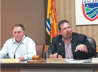  ??  ?? Le directeur général de la Ville de Tracadie, Daniel Hachey, et le maire Denis Losier. - Acadie Nouvelle: Anne-Marie Provost