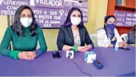  ??  ?? LUCHA. Integrante­s de la organizaci­ón Acción Feminista por la Paz Loja, respaldan a la víctima.