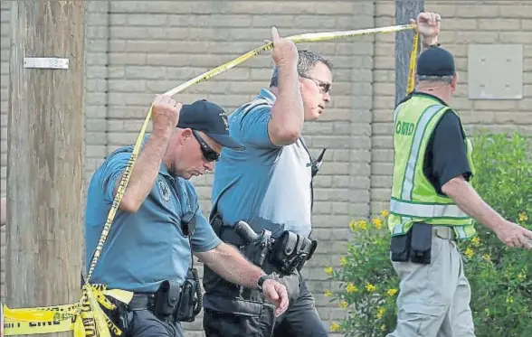  ?? JIM YOUNG / REUTERS ?? Investigad­ores de la policía llegan al lugar de la masacre, en la sala de fiestas Pulse, de Orlando