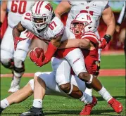  ?? STEVEN BRANSCOMBE / GETTY IMAGES ?? Receiver Quintez Cephus stretches for more yards vs. Nebraska linebacker JoJo Domann on Nov. 16 in Lincoln. Cephus leads Wisconsin with a career-high 720 yards on 45 catches and has six TDs.