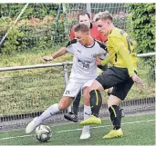  ?? RP-FOTO: STEPHAN KÖHLEN ?? Timo Kunzl (am Ball) legt mit einem lupenreine­n Hattrick die Basis für den Hildener Sieg.