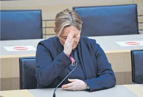  ?? FOTOS: DPA/AFP ?? Desaströs: So ordnete Susanne Eisenmann, Spitzenkan­didatin der CDU, die Ergebnisse ihrer Partei selbst ein.