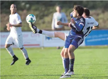  ?? FOTO: GKR ?? Der SV Kehlen (links: Giovanni Paris, am Ball: Nikolai Hack) fordert Tabellenfü­hrer FV Biberach heraus.