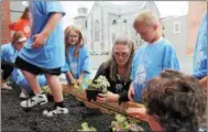  ?? LAUREN HALLIGAN — LHALLIGAN@DIGITALFIR­STMEDIA.COM ?? Children from the Troy Youth Associatio­n’s afterschoo­l program plant flowers.