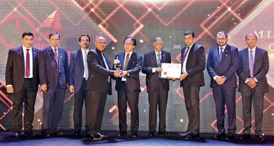  ?? ?? Alliance Finance Company officials are receiving the award