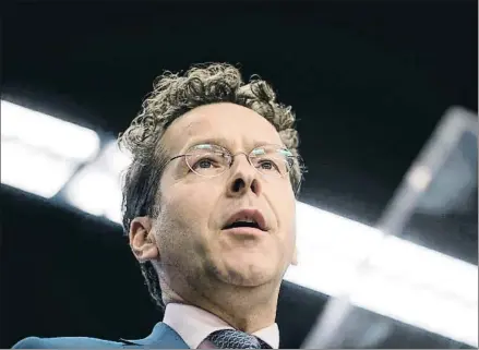  ?? JASPER JUINEN / BLOOMBERG ?? Jeroen Dijsselblo­em, presidente del Eurogrupo, en el encuentro de ayer