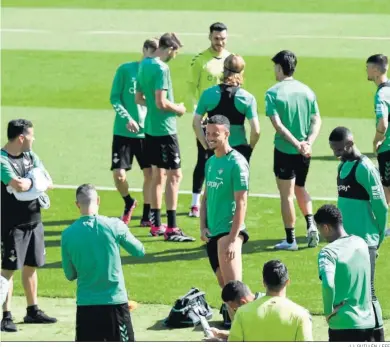  ?? J.J. GUILLÉN / EFE ?? Un momento del entrenamie­nto del Betis, con los brasileños Luiz Felipe y Luiz Henrique en primer término.