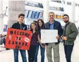  ?? STACEY NEWMAN GETTY IMAGES ?? Un groupe attend l’arrivée de réfugiés syriens à l’aéroport de Toronto.