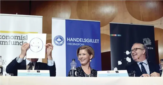  ?? FOTO: LEHTIKUVA/HEIKKI SAUKKOMAA ?? BåDE OCH. Juhana Vartiainen­s smiley som beskriver hans syn på Finlands ekonomiska framtid, är både glad och ledsen. Meddebattö­rer var Heidi Schauman och Sture Fjäder.