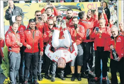  ?? JAUME SELLART / EFE ?? Sébastien Loeb celebra el triunfo en el podio de Salou con su habitual salto mortal