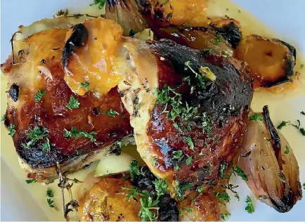  ?? PHOTOS: LUCY CORRY ?? Baked chicken with apricots, shallots and thyme is delicious with fresh apricots.