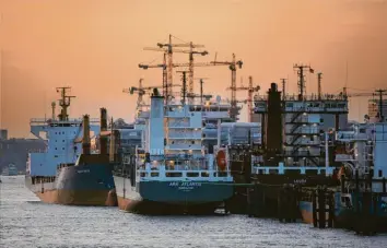  ?? Foto: Kay Nietfeld, dpa ?? Wegen der Corona-Krise haben die Reedereien so viele Schiffe stillgeleg­t wie noch nie.
