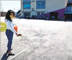  ?? Wally Skalij Los Angeles Times ?? ROBIN MARK measures the pavement temperatur­e at Castellano­s Elementary.