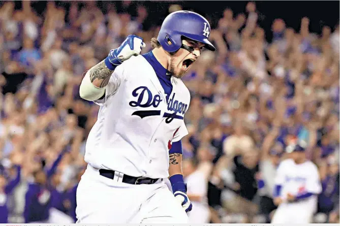  ??  ?? EUFORIA. Yasmani Grandal, de los Dodgers, celebra en el partido que vencieron a los Cachorros con todo y su poderoso rol de lanzadores y se pusieron 201 arriba en la serie.