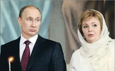  ?? SASHA MORDOVETS / GETTY ?? Vladímir Putin i la seva dona aleshores, Liudmila, en un servei de la Pasqua ortodoxa a Moscou el 2011