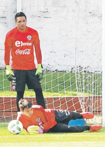  ?? FOTO: AGENCIAUNO ?? Toselli y Pinto trabajan en el entrenamie­nto de ayer de la Roja.