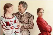  ??  ?? Szene aus „Die widerspens­tige Zähmung“mit Nikolaus Schwab: Seit ihrer Kindheit stehen die Schwestern auf der Bühne