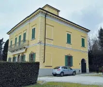  ??  ?? Villa Paradiso a Santa Croce sull’Arno, dove risiede la sorella di Maniero La villetta di Fucecchio, finita sotto sequestro