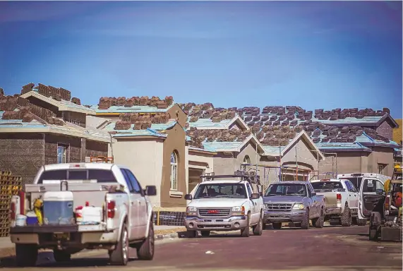  ?? CHANCEY BUSH/JOURNAL ?? Constructi­on of Hakes Brothers single-level homes continues in Los Diamantes community in Rio Rancho on Tuesday. The Hakes Brothers are a locally owned homebuilde­r that recently announced the grand opening of its latest community.