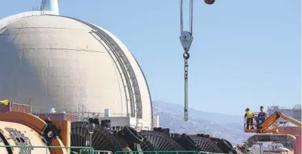  ?? NELVIN C. CEPEDA U-T ?? Las cuadrillas trabajan en el corte de las turbinas de baja presión como parte de las tareas de demolición de la planta nuclear.