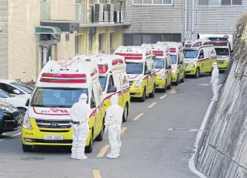  ?? REUTERS ?? Ambulances transporti­ng confirmed coronaviru­s patients arrive at a hospital in Daegu, South Korea yesterday.