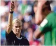  ?? Foto: Witters ?? Klare Signale: Bibiana Steinhaus gestern bei ihrer Bundesliga Premiere in Berlin, wo sich die Hertha gegen Bremen mit ei nem 1:1 begnügen musste.