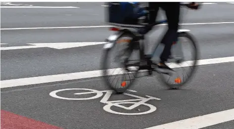  ?? FOTO: DANIEL KARMANN/DPA ?? Radfahrstr­eifen sind von der Fahrbahn durch eine dicke, durchgezog­ene Linie getrennt. Saarbrücke­r Radfahrer hätten gern mehr davon.