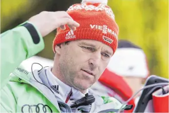  ?? FOTO: ROLAND RASEMANN ?? Strategien gesucht für eine zehrende Zeit: Skisprung-Bundestrai­ner Werner Schuster.