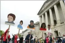  ?? SAIT SERKAN GURBUZ - THE ASSOCIATED PRESS ?? People hold signs of pioneering women in science in front the U.S. Environmen­tal Protection Agency during the March for Science in Washington, Saturday. Scientists, students and research advocates rallied from the Brandenbur­g Gate to the Washington...