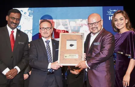  ??  ?? Internatio­nal recognitio­n: Harith receiving his award from Puhakka as Kamalanath­an and Dr Lim look on at the JW Marriott Kuala Lumpur.