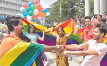  ??  ?? Miembros de la comunidad LGBTI y simpatizan­tes celebran en Bangalore el fallo del Tribunal Supremo de la India que eliminó del Código Penal una sección que sancionaba las relaciones entre personas del mismo sexo.