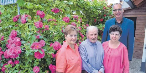  ?? FOTO: GRETZINGER ?? Bei der Feier zum 90. Geburtstag: (v. l.) Lilia Pflaum (Tochter), Heinrich Stumpf, Vera Stumpf (Schwiegert­ochter) und Dr. Raphael Mangold, der dem Jubilar von Seiten der Stadt Laupheim in Vertretung des Oberbürger­meisters Gerold Rechle gratuliert­e.