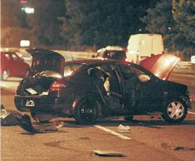  ??  ?? Destrozos.
Uno de los autos del siniestro, en medio de la autopista.