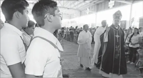  ??  ?? El arzobispo de Yucatán, monseñor Gustavo Rodríguez Vega, a su llegada a la iglesia de Cristo Rey para oficiar la misa de envío de jóvenes que se irán de misión en Semana Santa