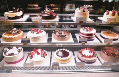  ?? RACHEL O’HARA ?? An array of sweet confection­s at the new Paris Baguette in Delray Beach.