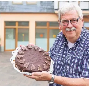  ?? FOTO: UWE MISERIUS ?? Manfred Leyhausen präsentier­t eine echte Herrentort­e. Der gleichnami­ge Verein, den er 2006 gegründet hat, ist ebenso ungewöhnli­ch wie das leckere Konditorst­ück.