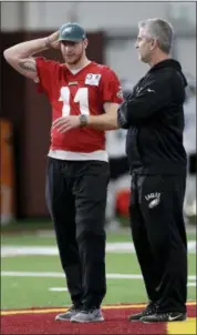  ?? ERIC GAY — THE ASSOCIATED PRESS ?? Injured Philadelph­ia Eagles quarterbac­k Carson Wentz (11) talks with offensive coordinato­r Frank Reich, right, during a practice for Super Bowl 52 on Feb. 1 in Minneapoli­s.