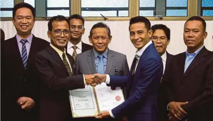  ?? (Foto BERNAMA) ?? Aminuddin menyaksika­n pertukaran dokumen antara Setiausaha Kerajaan Negeri Sembilan, Datuk Dr Razali Ab Malek (tiga dari kiri) dan Pengarah Urusan De Tour Developmen­t Sdn Bhd, Ahmad Faez Abdul Razak di Seremban, semalam.