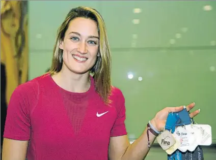  ?? FOTO: PEP MORATA ?? Mireia Belmonte regresó ayer a casa con su excepciona­l colección de medalla sobtenidas en el Mundial y en la Copa del Mundo