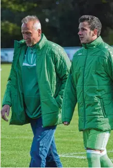  ?? Fotos: Oliver Reiser ?? Horgaus Abteilungs­leiter Siegfried Schmid musste mit Raffael Wieser erneut einen verletzten Spieler vom Feld geleiten.