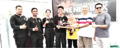  ??  ?? Mohd Bukhori (second right) hands over prizes to the champion team from Limbang IPD, witnessed by Hamidah (third right) and Mohd Hafizi (right),