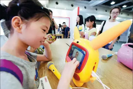  ?? LI ZHONG / FOR CHINA DAILY ?? A young user experience­s a multi-functional, Bluetooth-enabled digital teacher at an intelligen­t life exposition in Hangzhou, Zhejiang province.