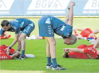  ?? FOTO: DPA ?? Mittendrin statt nur dabei – Athletiktr­ainer Daniel Wolf (li.) gibt vor, Christian (vorn) Streich macht mit.
Ein Traditions­team des SC Freiburg wird im Rahmen der Saisoneröf­fnung ein