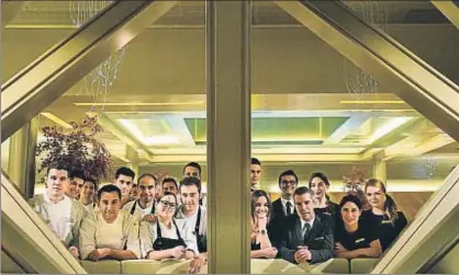  ?? NEUS MASCARÓS ?? Todo el equipo entero del Oria, con Xabi Goikoetxea como cocinero, en el hotel Monument