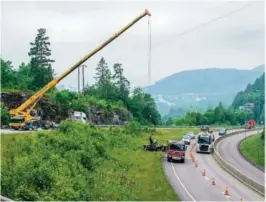  ?? FOTO: FREDRIK PEDERSEN ?? GRANSKES: Helikopter­et ble fjernet fredag. Nå gjenstår gransking for å finne årsaken til dødsulykke­n.