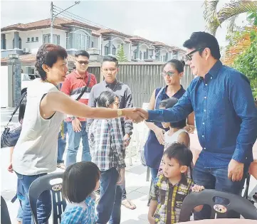  ??  ?? Rayong (right) greeting visitors at his open house.