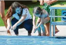  ??  ?? Den Hechtsprun­g ins Wasser üben die Kinder beim Schwimmkur­s ebenfalls.